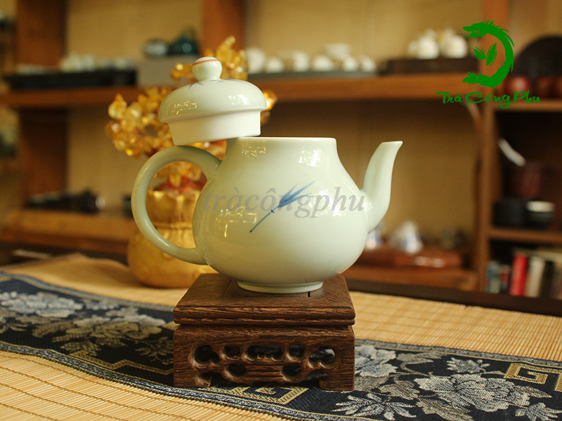 Ấm Sứ - A077 được phác họa hình ảnh cành trúc.